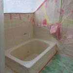 熊本県熊本市西区上代、戸建て住宅、在来浴室、鋼鈑ホーロー浴槽の陶器層劣化及び錆穴修理と塗装・シーリング・浴室タイル貼り・浴室換気扇交換